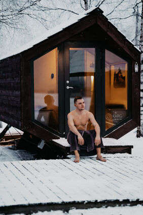 dsc05656 Mees istub sauna ees